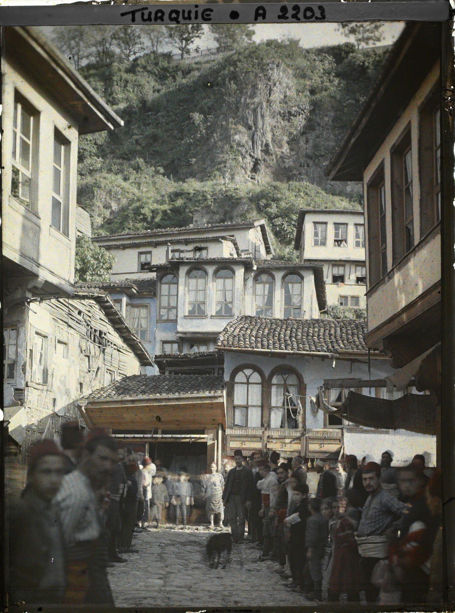 Image représentant La rue dite " des bouchers ", en direction de la citadelle