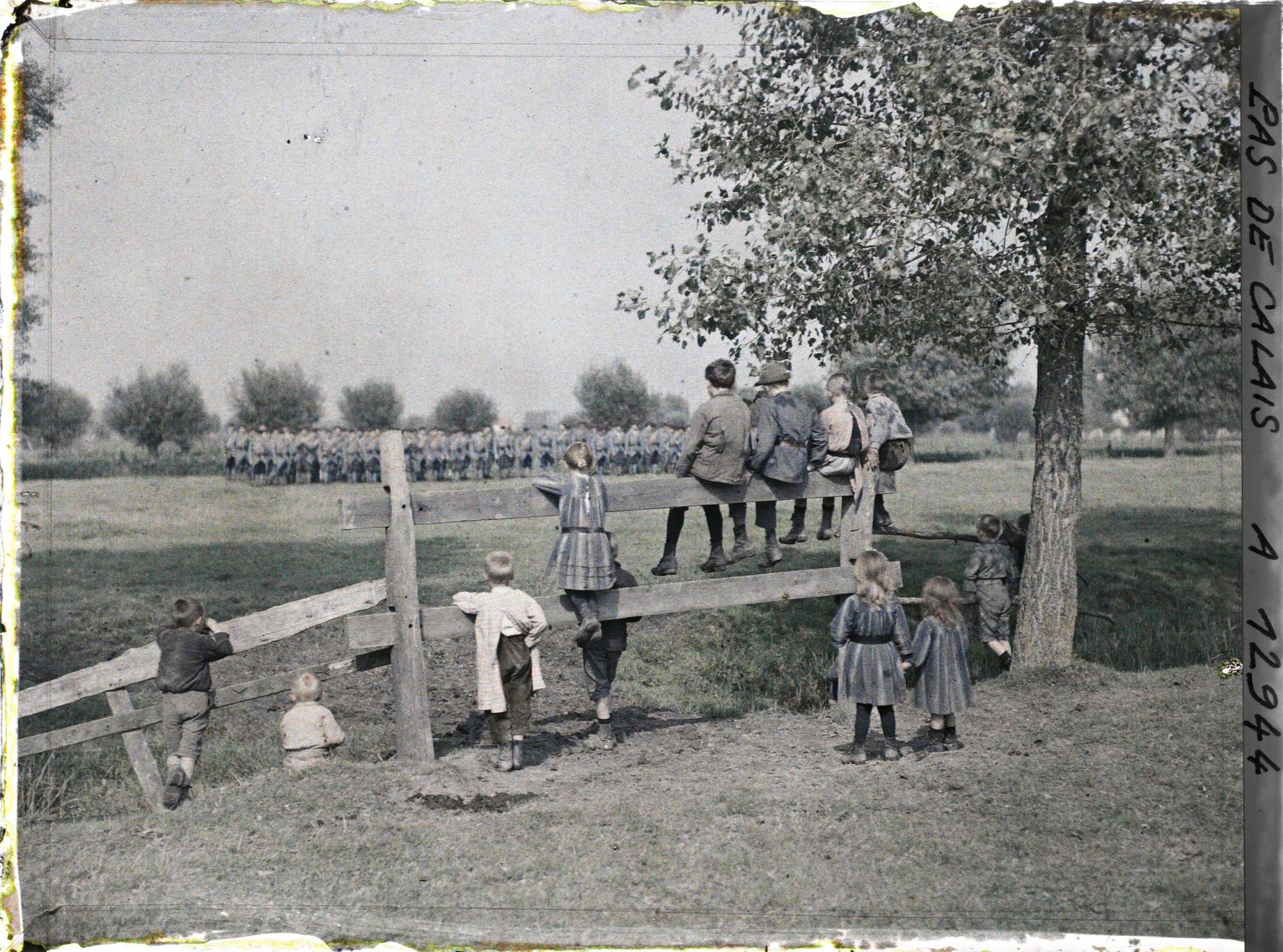 Image représentant Enfants regardant la revue des fusiliers marins