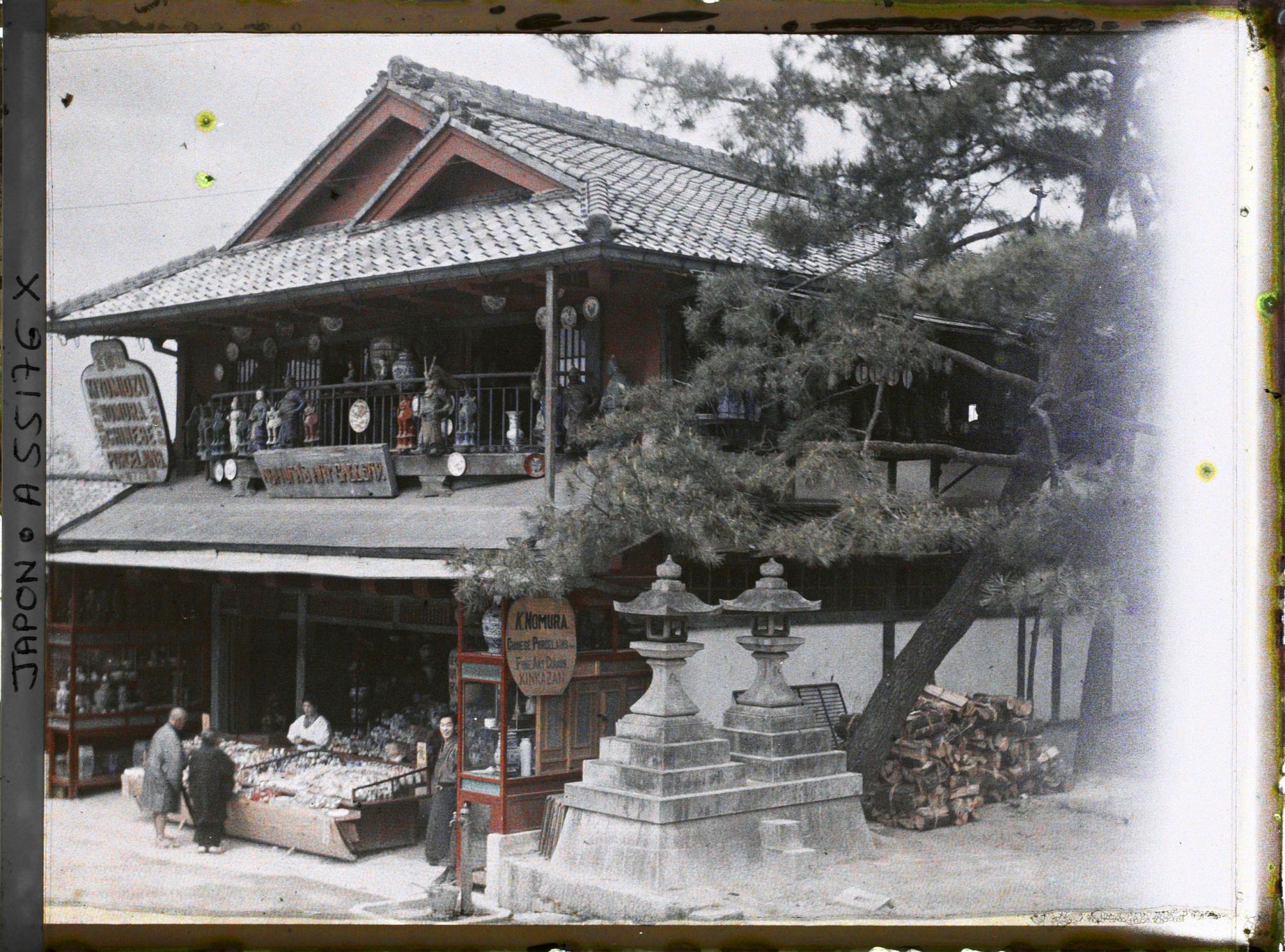 Image représentant Marchand de porcelaine dans la rue Kiyomizu-zaka