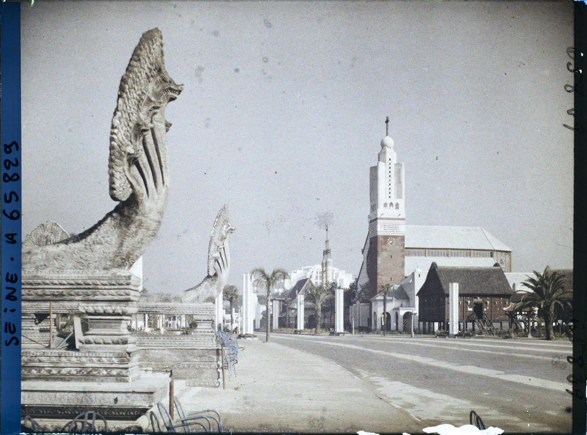 Image représentant L'Exposition Coloniale Internationale de 1931, vue vers le pavillon des Missions Catholiques