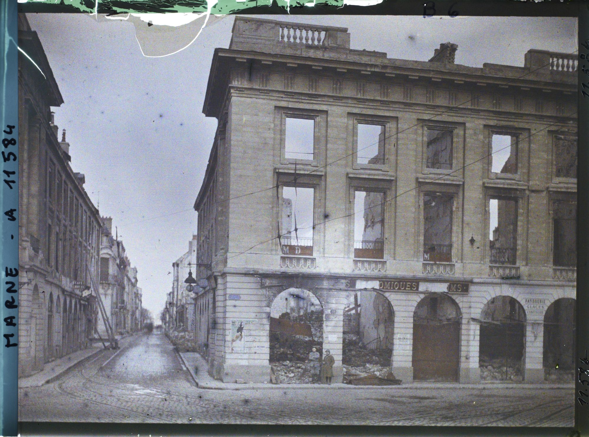Image représentant Habitations de la place Royale en ruine