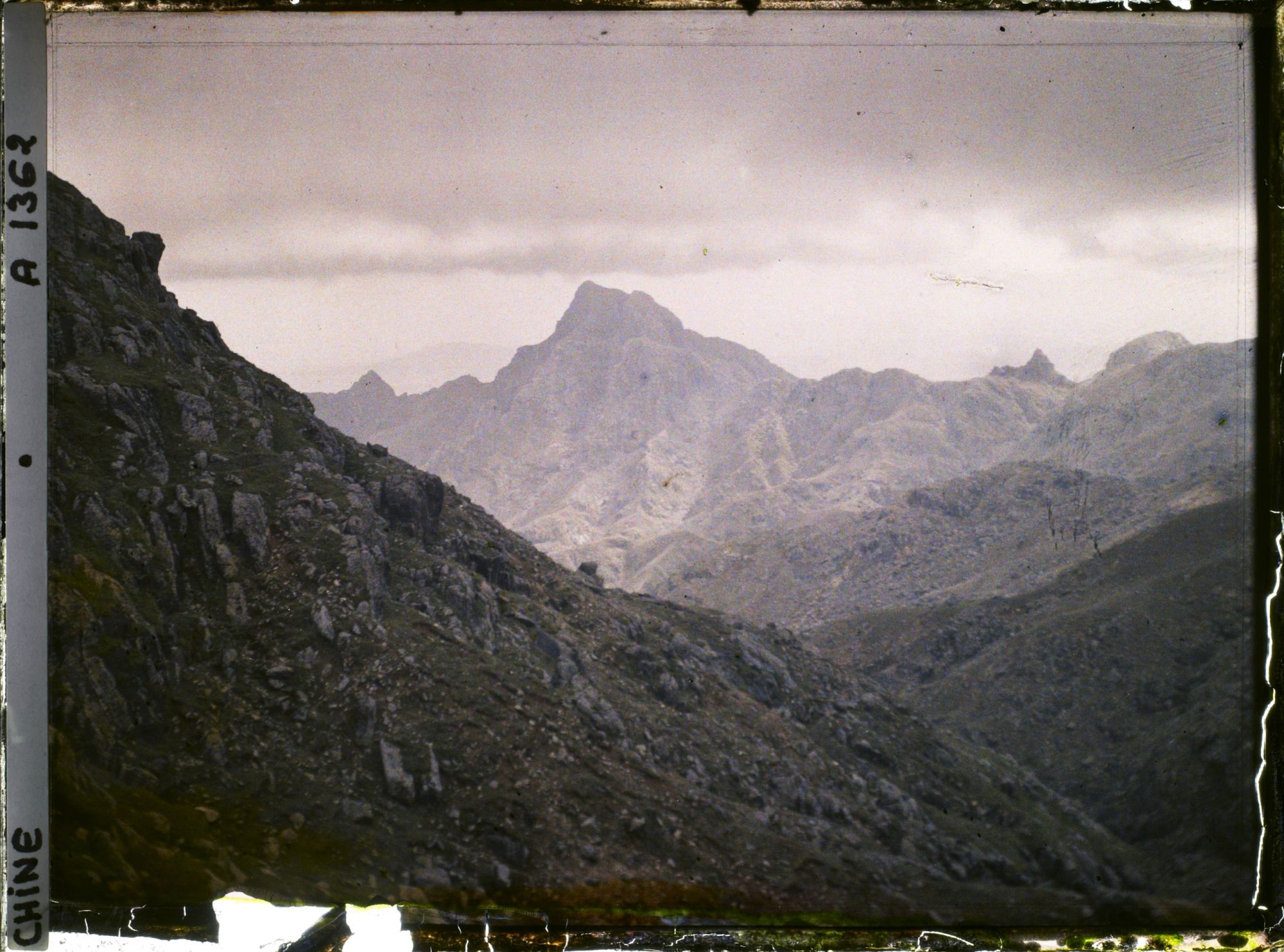 Image représentant Aolaifeng (" pic S'avançant avec Orgueil "), appelé aussi Furongfeng (" pic de l'Hibiscus ")