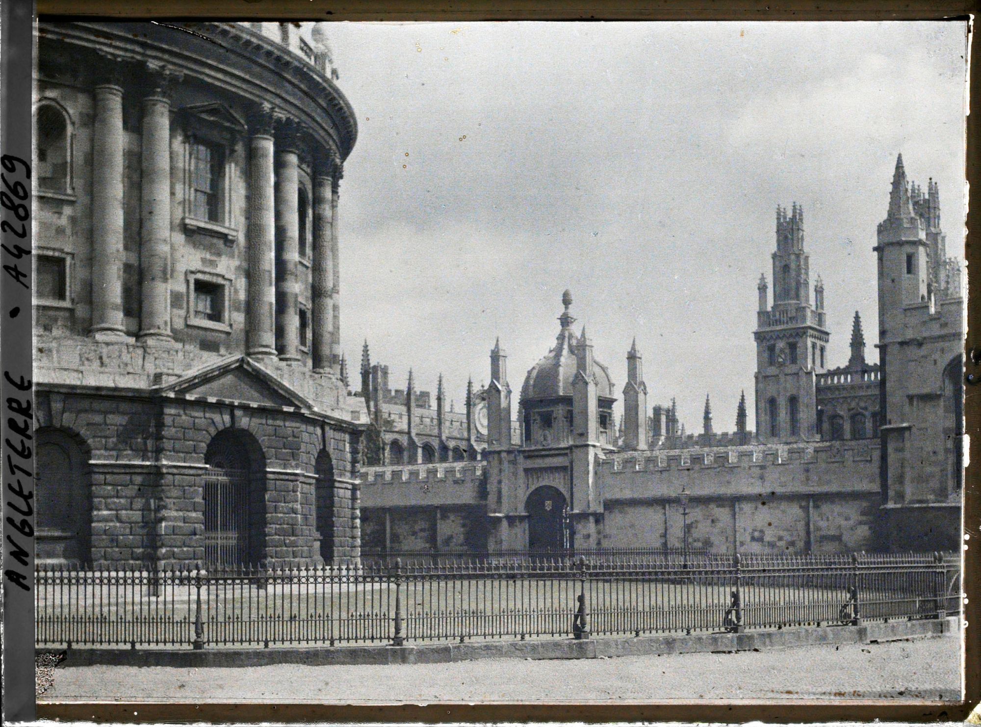 Image représentant La Radcliffe Science Library. A droite, la Bodleian Library et le All Souls College