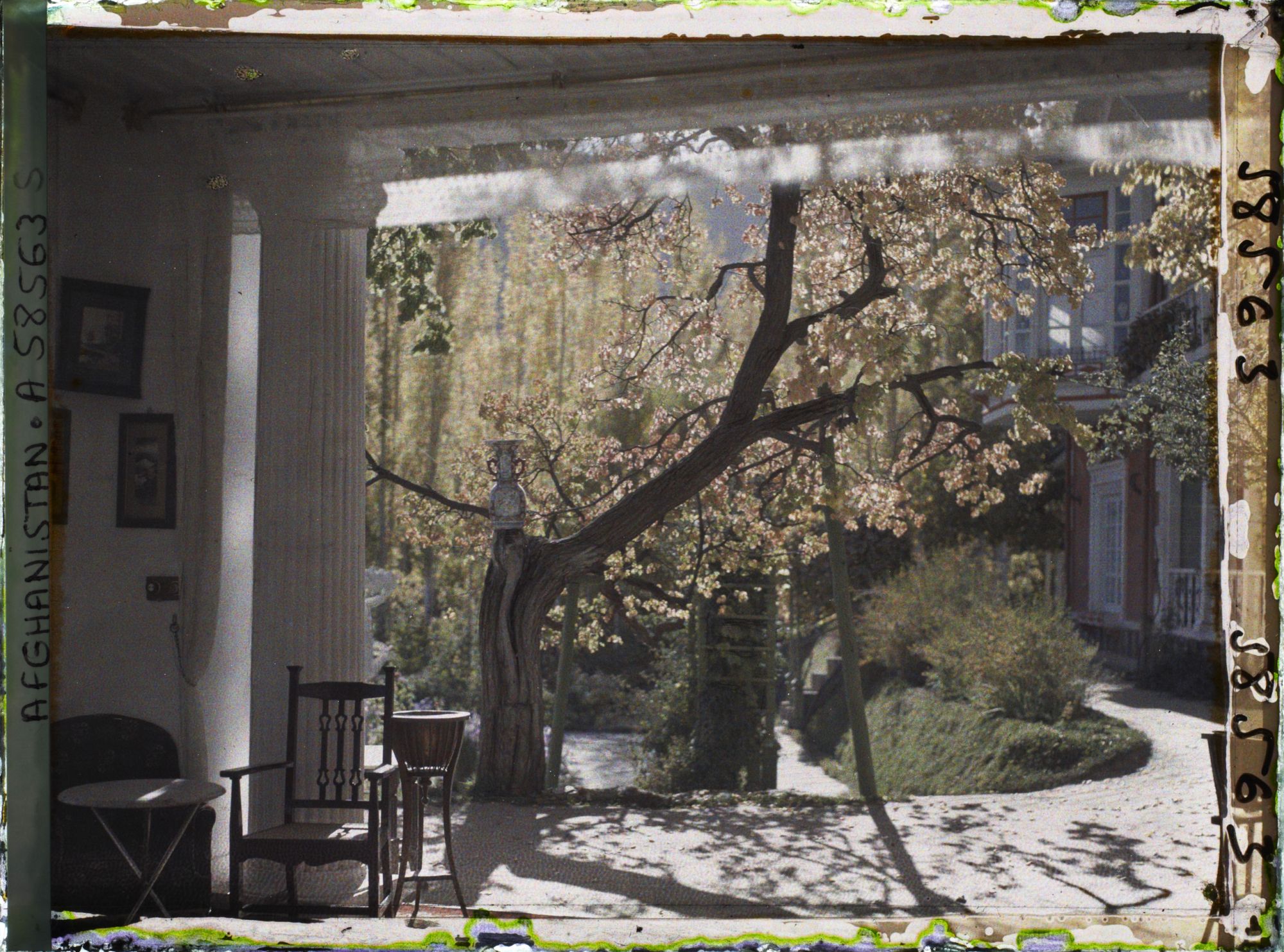 Image représentant dans le Jardin du Palais royal (Bâlâ Bâgh, "jardin d'en haut"), vue sur le jardin privé depuis la terrasse couverte du pavillon