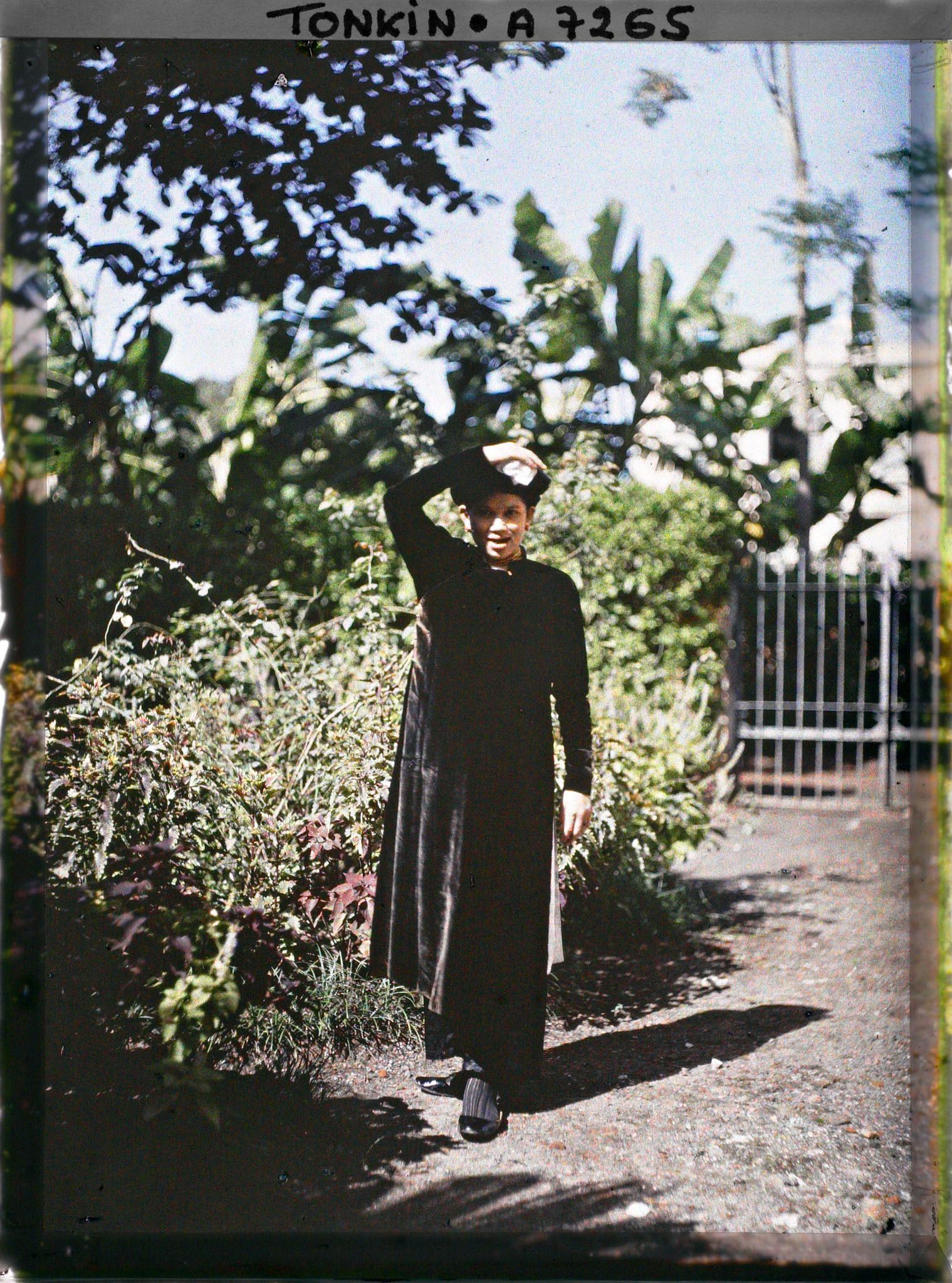 Image représentant Une jeune femme, épouse d'interprète, dans un jardin