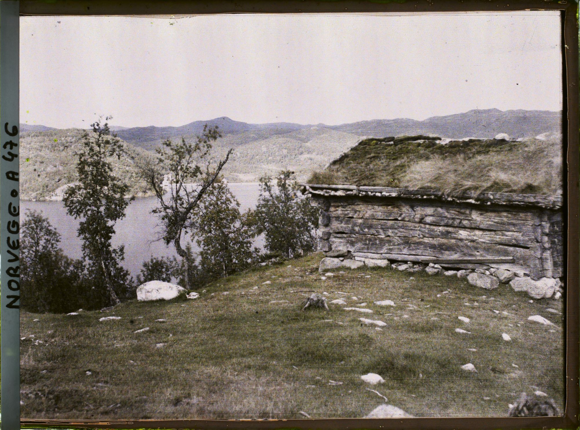 Image représentant Abris surplombant le lac de Mosvati (?)