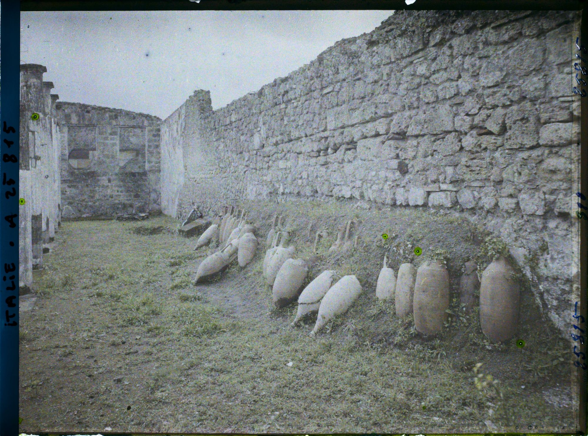 Image représentant Vases en grès et amphores dans la maison du Faune sur la gauche