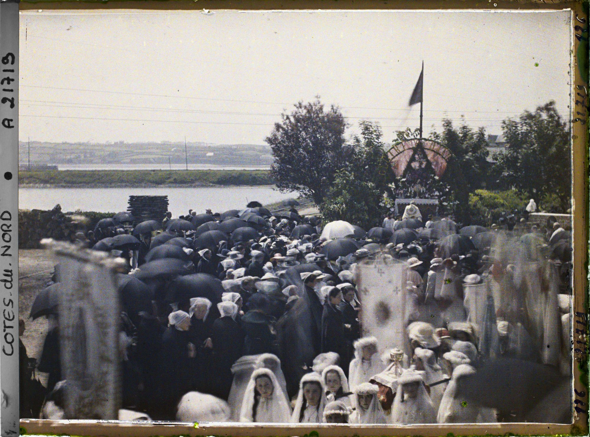 Image représentant La procession de la Fête-Dieu devant le reposoir de la rade de Perros-Guirec