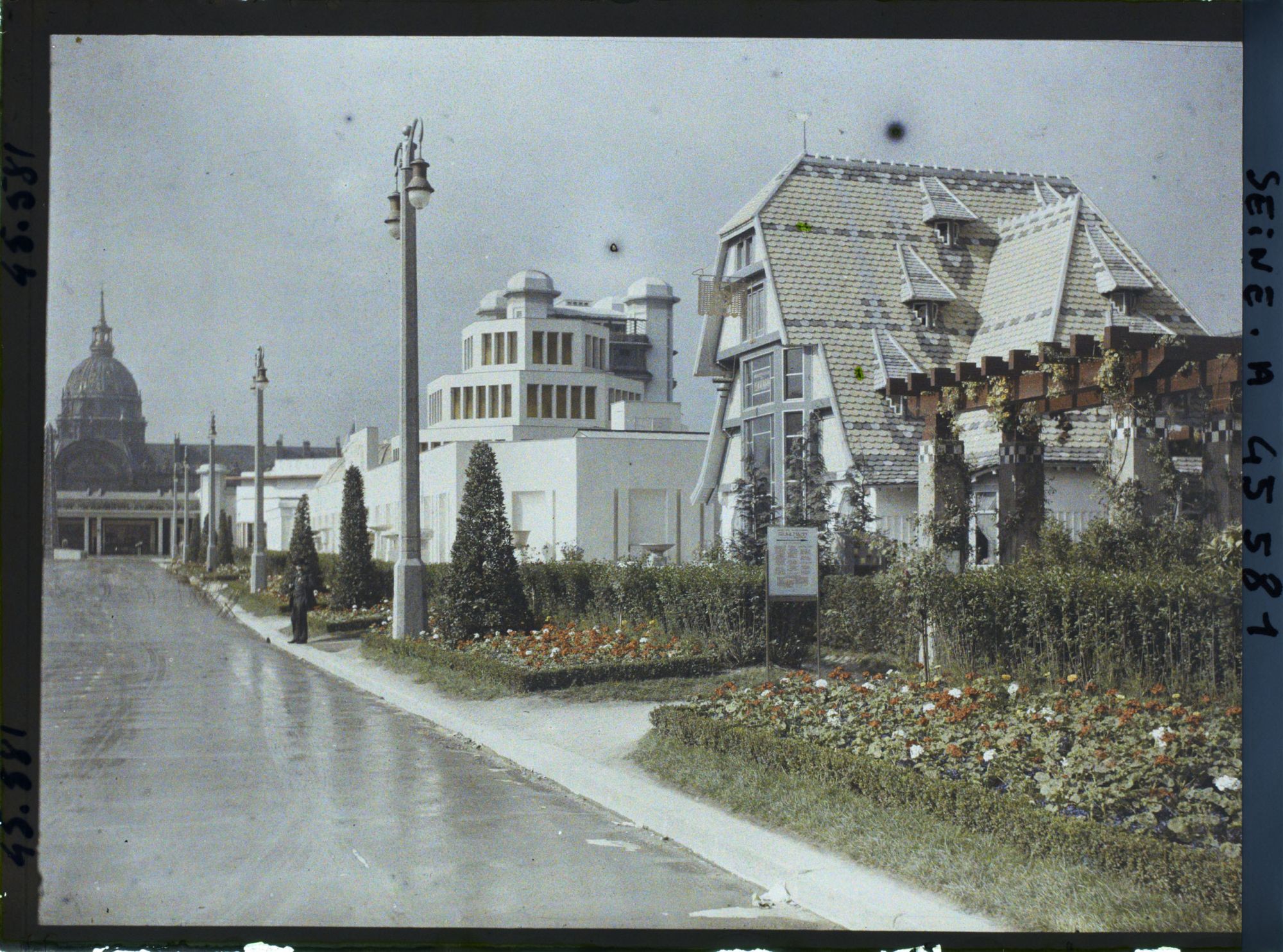 Image représentant L'Exposition des arts décoratifs, la Maison de Mulhouse et le Pavillon du Rhône sur l'esplanade des Invalides