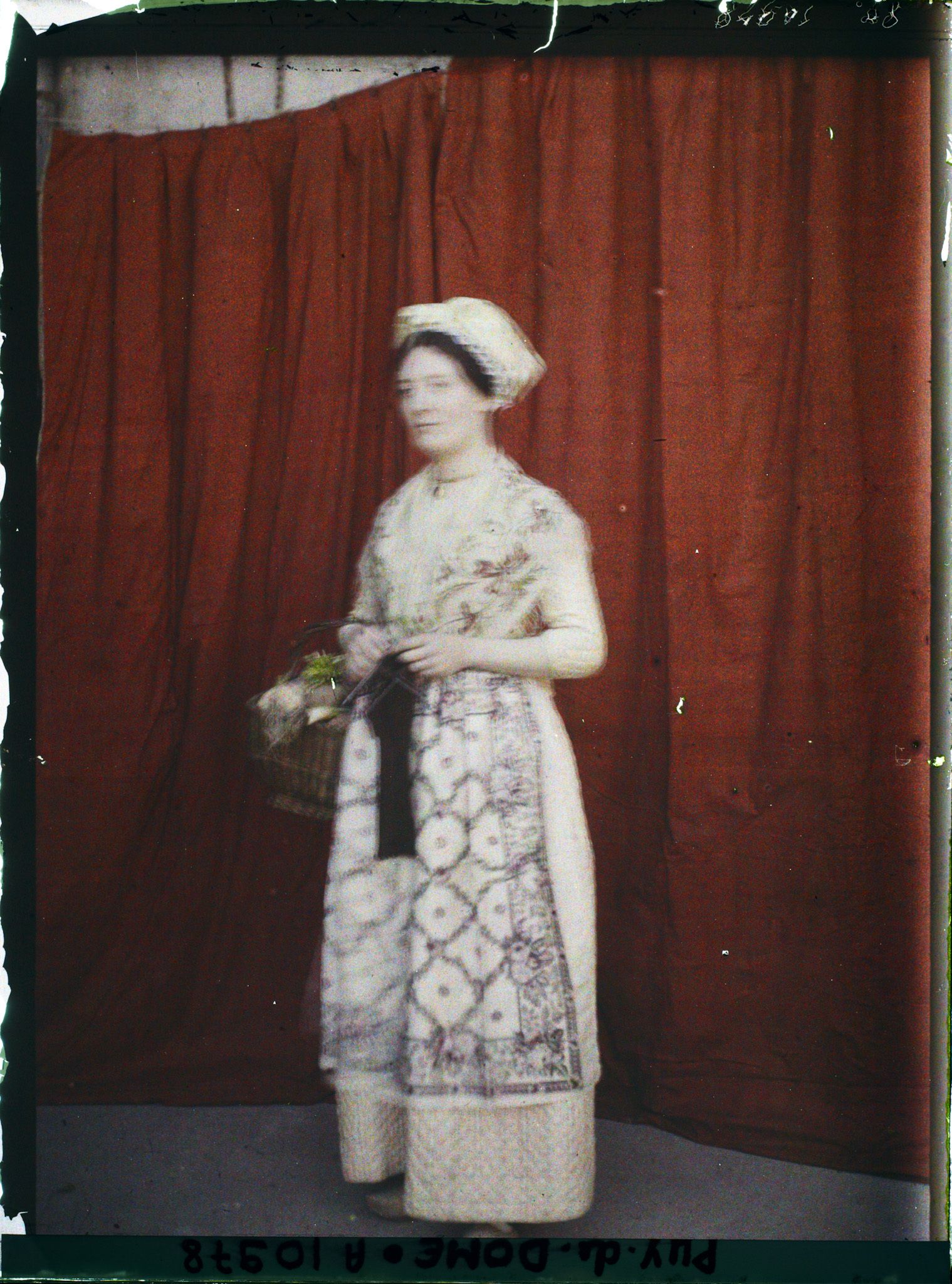 Image représentant France, Près d'Issoire, Costume auvergnat de 1750, région d'Issoire, Mme Chardon (Debout)