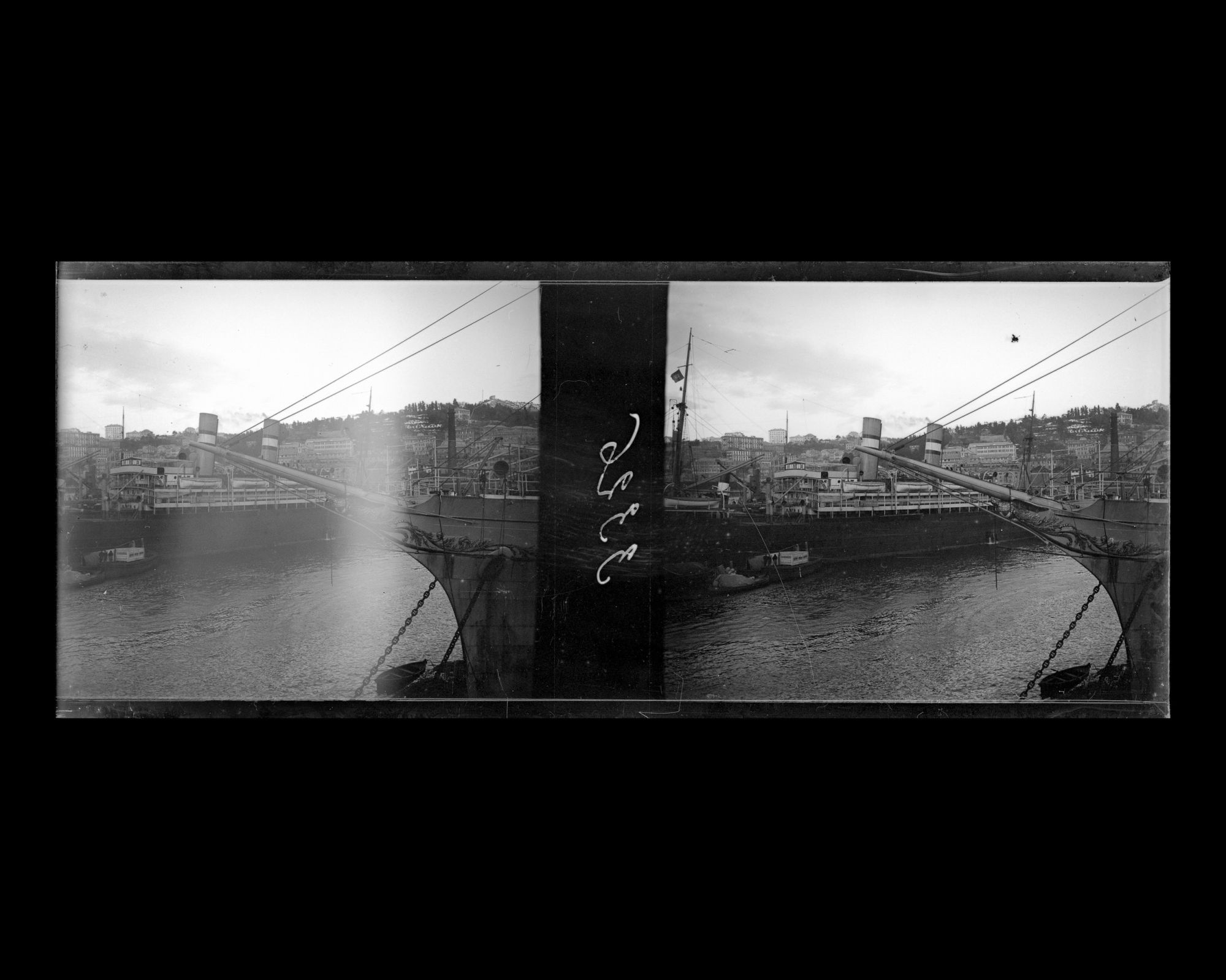 Image représentant Navires amarrés dans le port de Gênes