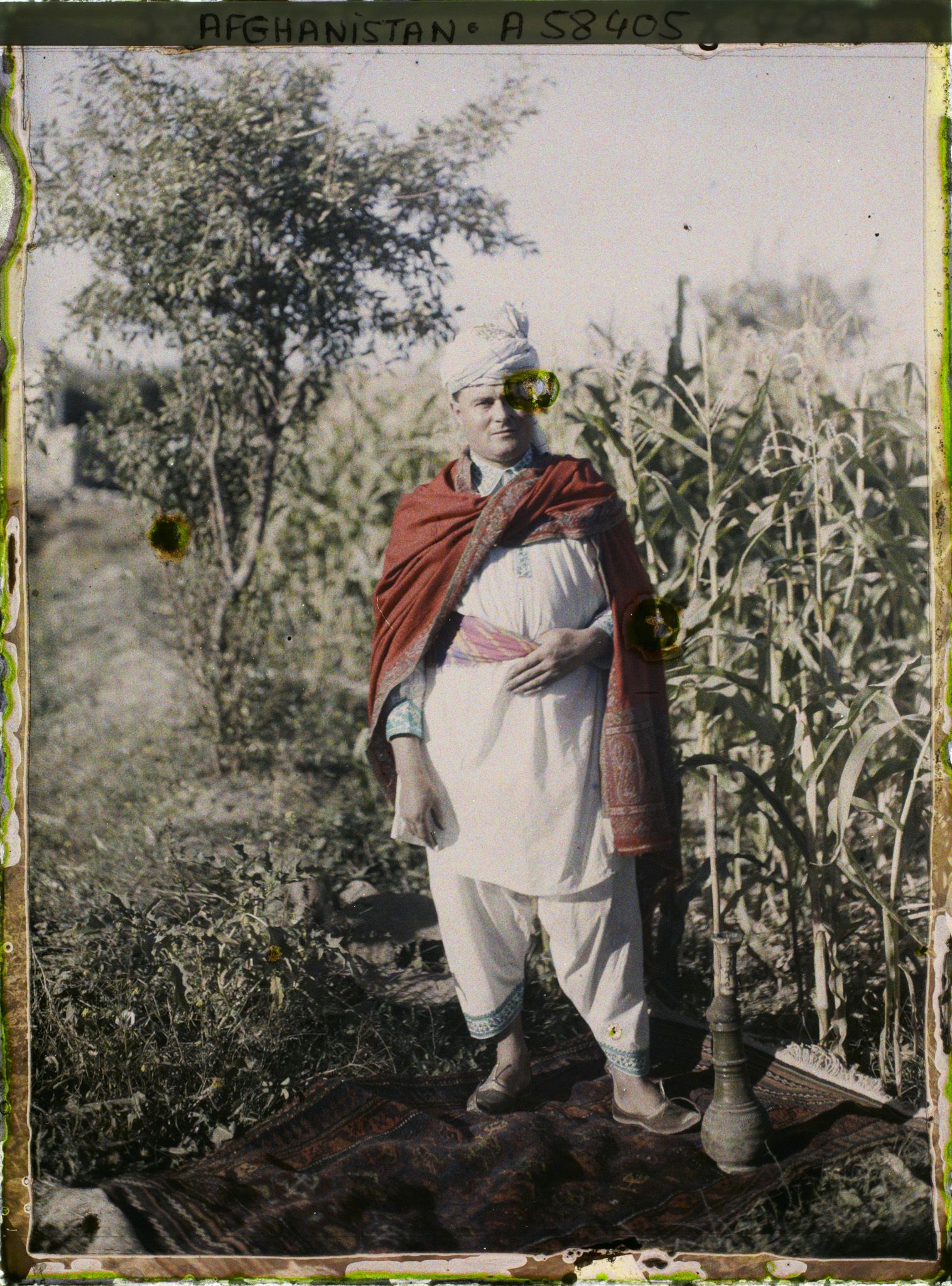 Image représentant Monsieur Léon, responsable de la T.S.F. à la légation de France, en costume afghan