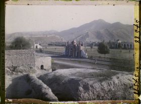 Image représentant La Masjid (mosquée) Id-Gah. A l'arrière plan, la forteresse Bala-Hissar