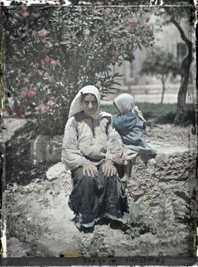 Image représentant Une bédouine (?) et son enfant