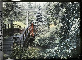 Image représentant Torii dans un environnement arboré, par-delà le pont rouge du " sanctuaire japonais "