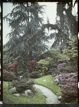 Image représentant Chemin du " sanctuaire japonais " bordé d'érables et d'azalées, à la sortie du " village japonais "