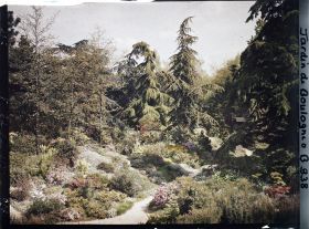 Image représentant Espace fleuri du " sanctuaire japonais " proche du sorinto et allée menant au " village japonais "