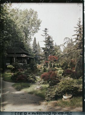 Image représentant Le " village japonais " vu depuis un croisement d'allées, proche de son entrée côté jardin anglais