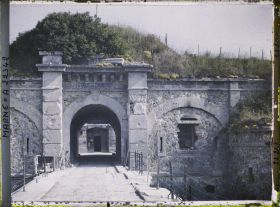 Image représentant France, L'entrée du fort prise du Pont