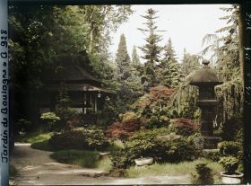 Image représentant Le " village japonais " vu depuis un croisement d'allées, proche de son entrée côté jardin anglais
