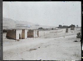 Image représentant Bâb Ftouh et les remparts jusqu'au Tamdert : vue prise de l'extérieur de la ville