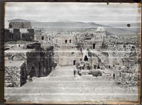 Image représentant La cour vue du sud en direction du nord