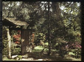 Image représentant Porte du " village japonais " dans un écrin de verdure situé à la limite du " sanctuaire japonais "