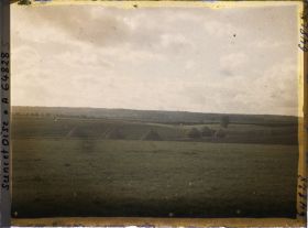 Image représentant Seine et Oise, Moisselles, Meules de blé à l'abri d'une mouvement de terrain  (temps pluvieux)