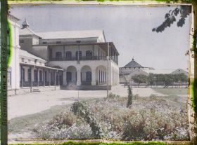 Image représentant Le lycée franco-afghan. A l'arrière plan, tour de l'enceinte de l'Arg (citadelle abritant le Palais royal)