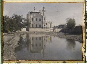 Image représentant La Masdjid-i-Chah-Do-Chamshirah (mosquée du Roi aux deux épées) de profil et la rivière Kaboul