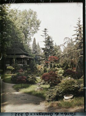 Image représentant Le " village japonais " vu depuis un croisement d'allées, proche de son entrée côté jardin anglais