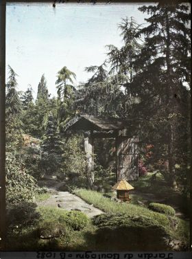 Image représentant Porte du " village japonais " dans le paysage situé en limite du " sanctuaire japonais "