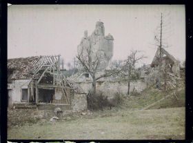 Image représentant France, Vignemont, Guerre : Vue S/l'Eglise et les habitations environnantes