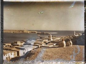 Image représentant Habitations sur le port et la mer Rouge