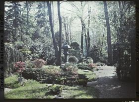 Image représentant Bonsaïs et lanterne près de la maison est du " village japonais " vus en direction du jardin anglais