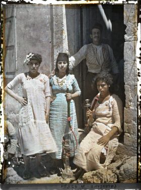 Image représentant "Femmes publiques arabes", fumant le narguileh