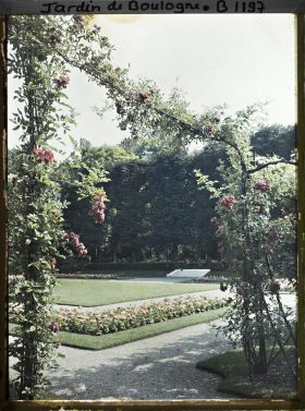 Image représentant Cadrage sur le jardin français formé par une arche de roses, depuis l'angle nord-ouest