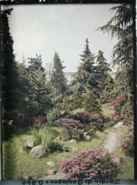 Image représentant Chemin du " sanctuaire japonais " bordé d'érables et d'azalées, à la sortie du " village japonais "