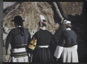 Image représentant Habitants de Penmarch en costume traditionnel bigouden