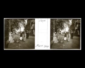 Image représentant Un groupe d'hommes dans la rue