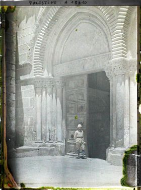 Image représentant Soldat colonial devant l'entrée sud du parvis de l'église du Saint Sépulcre