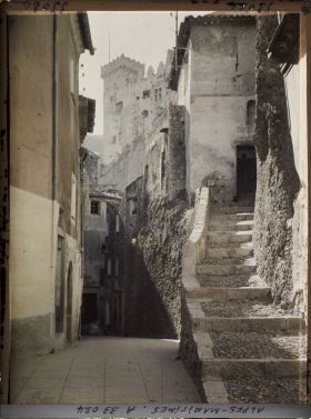 Image représentant Une rue du village dominée par le château